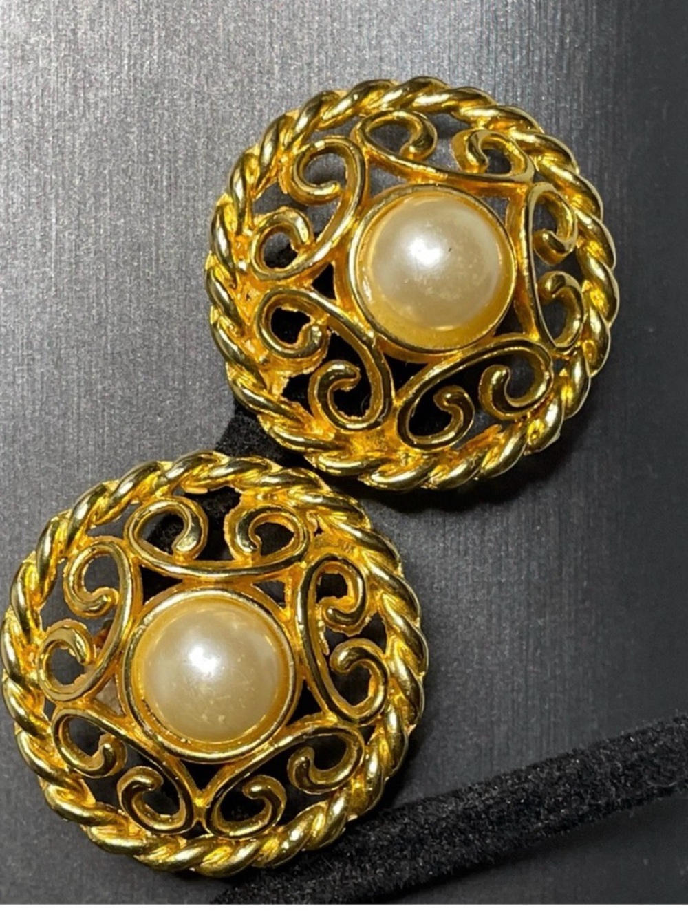 Vintage Gold tone Pearl-Accent domed heart basket weave clip on earrings - Picture 2 of 6
